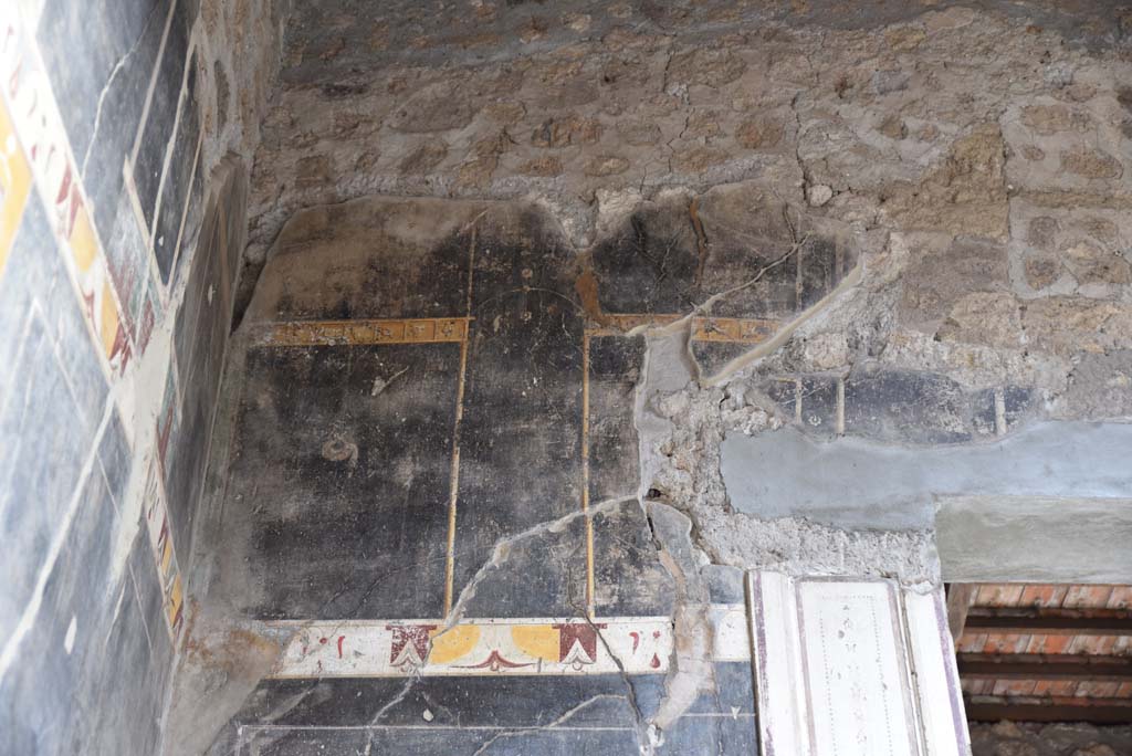 V.4.a Pompeii. March 2018. Room ‘b’, upper north-east corner above doorway to corridor ‘k’.
Foto Annette Haug, ERC Grant 681269 DÉCOR.

