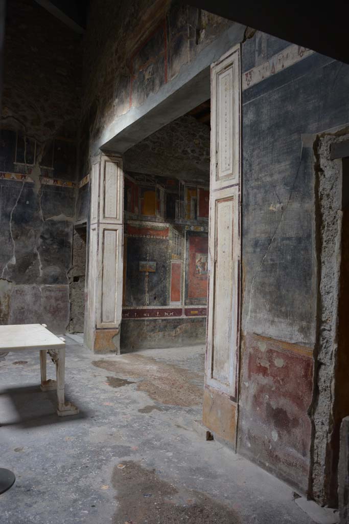 V.4.a Pompeii. March 2018. Room ‘b’, looking north along east wall towards tablinum. 
Foto Annette Haug, ERC Grant 681269 DÉCOR.
