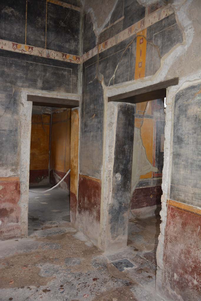 V.4.a Pompeii. March 2018. 
Room ‘b’, south-east corner of atrium, with doorways to rooms ‘i’ and ‘g’
Foto Annette Haug, ERC Grant 681269 DÉCOR.

