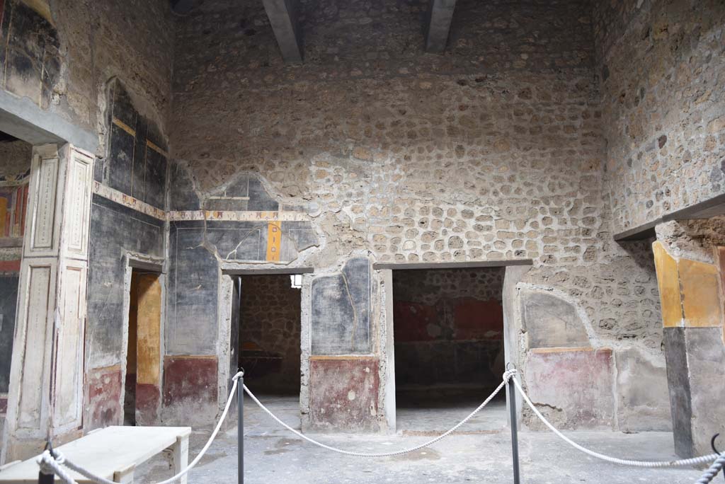 V.4.a Pompeii. March 2018. Room ‘b’, south wall of atrium with doorways to rooms ‘g’ and ‘f’.
Foto Annette Haug, ERC Grant 681269 DÉCOR.
