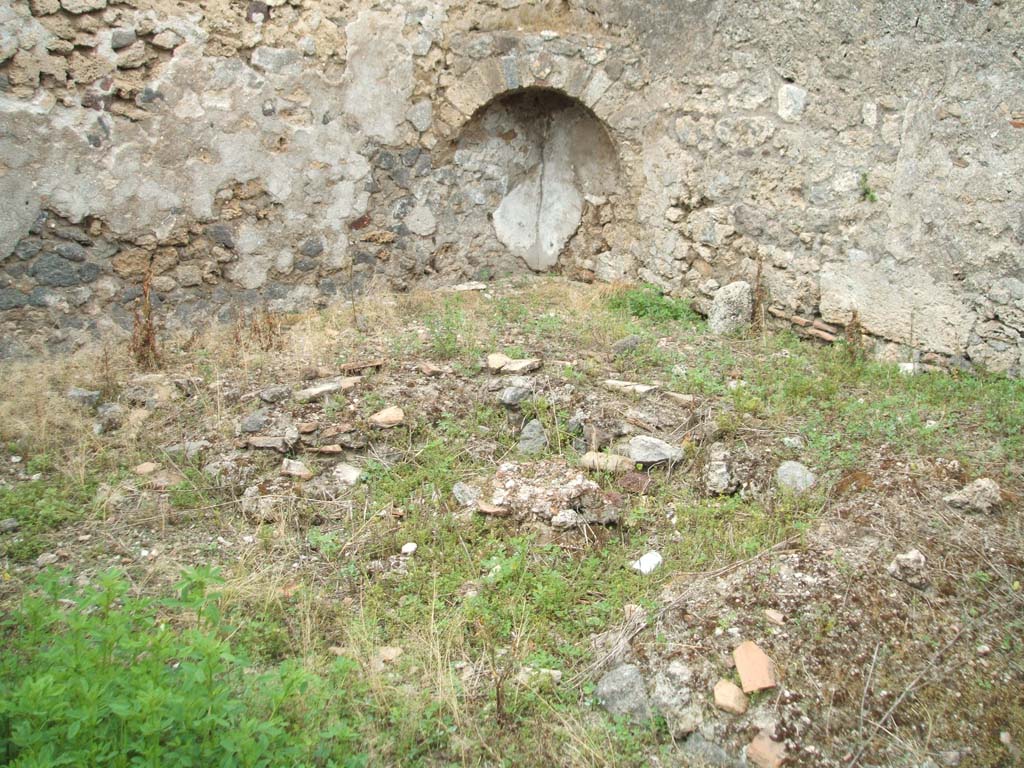 V.4.b Pompeii. May 2005. Site of triclinium.