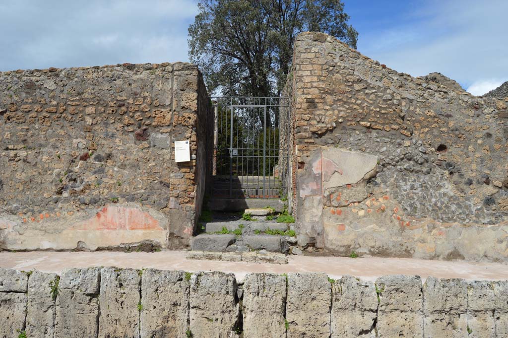 V.5.3 Pompeii. March 2018. Looking towards entrance doorway on north side of Via di Nola, with remaining painted decoration.
Foto Taylor Lauritsen, ERC Grant 681269 DÉCOR.

