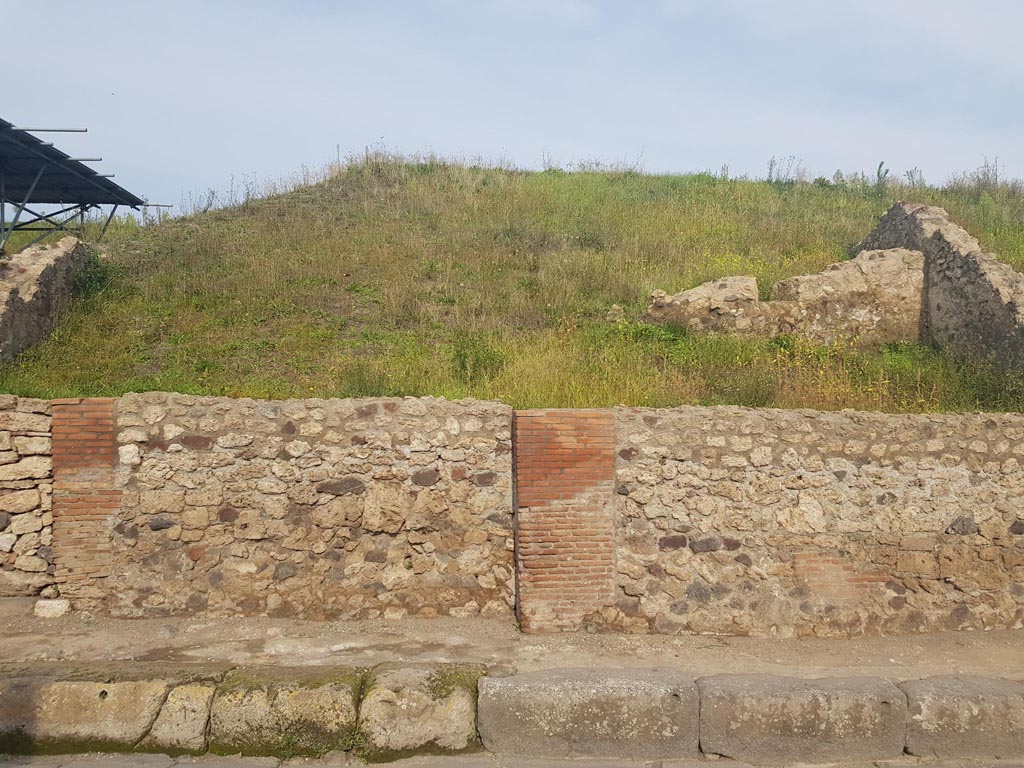 V.6.11, on left, V.6.10, and V.6.9, on right, Pompeii. October 2022. 
Looking towards front façade on east side of Via del Vesuvio. Photo courtesy of Klaus Heese.
