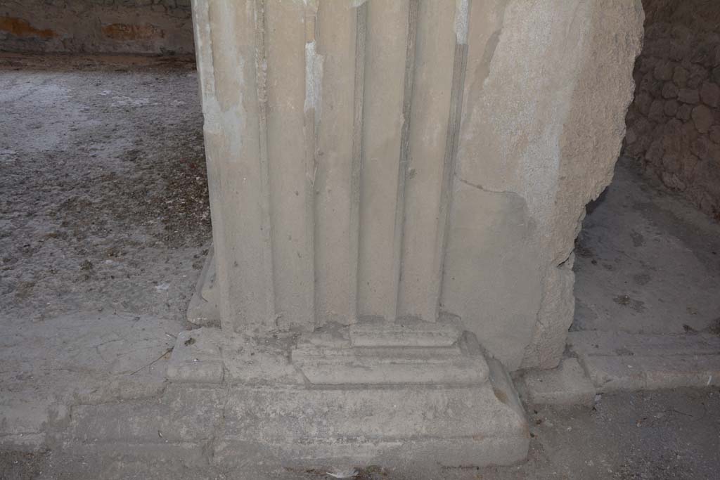 VI.2.4 Pompeii. March 2019. Detail of base of pilaster on east side of atrium, on south side of tablinum.
Foto Annette Haug, ERC Grant 681269 DÉCOR.

