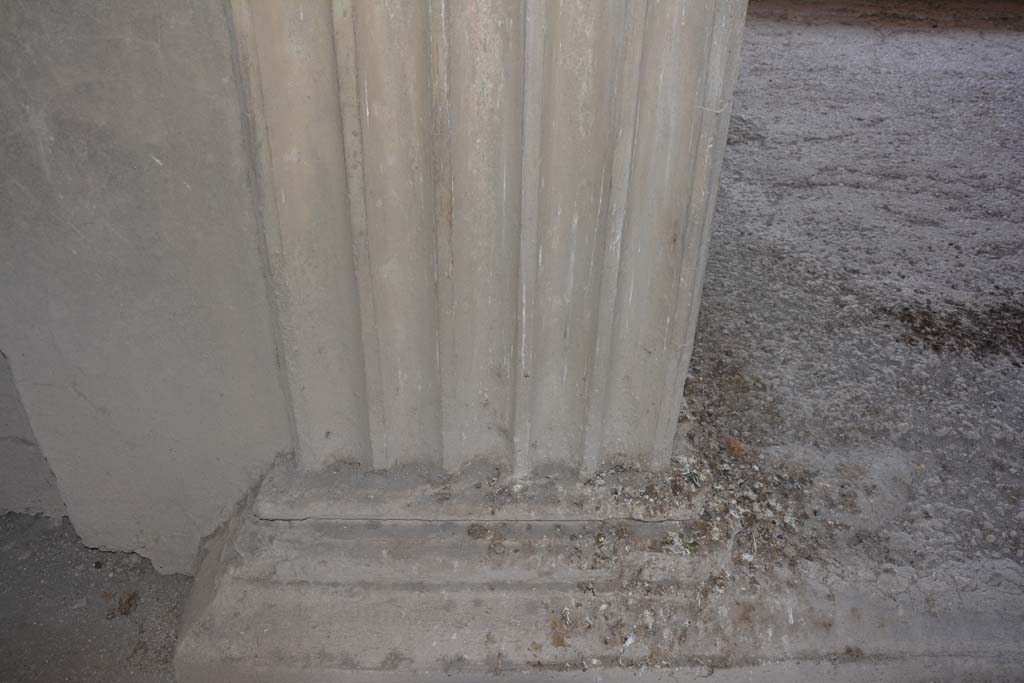 VI.2.4 Pompeii. March 2019. Detail of base of pilaster on east side of atrium, on north side of tablinum.
Foto Annette Haug, ERC Grant 681269 DÉCOR.
