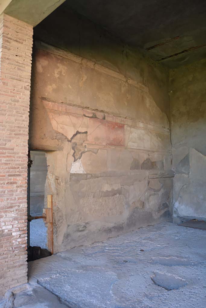 VI.2.4 Pompeii. December 2017. South wall of oecus, with doorway into tablinum.
Foto Annette Haug, ERC Grant 681269 DCOR.
