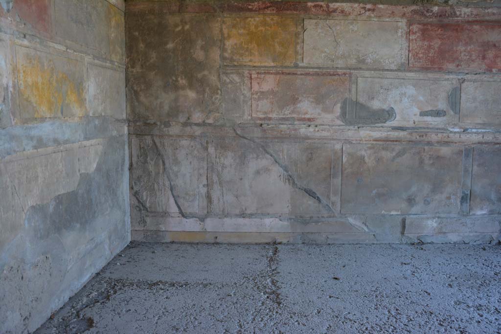VI.2.4 Pompeii. December 2017. Lower north wall in north-west corner of oecus.
Foto Annette Haug, ERC Grant 681269 DCOR.

