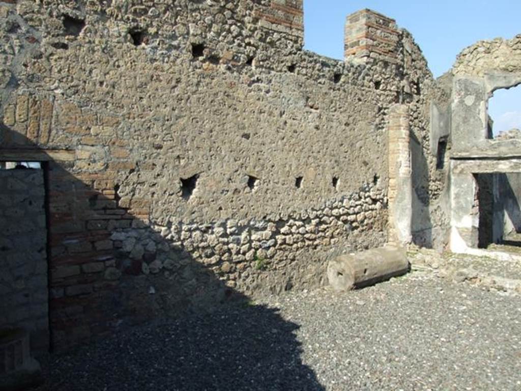 VI.7.1 Pompeii. March 2009. North wall of atrium area, with an upper window above two rows of holes for floor joists or supports.
