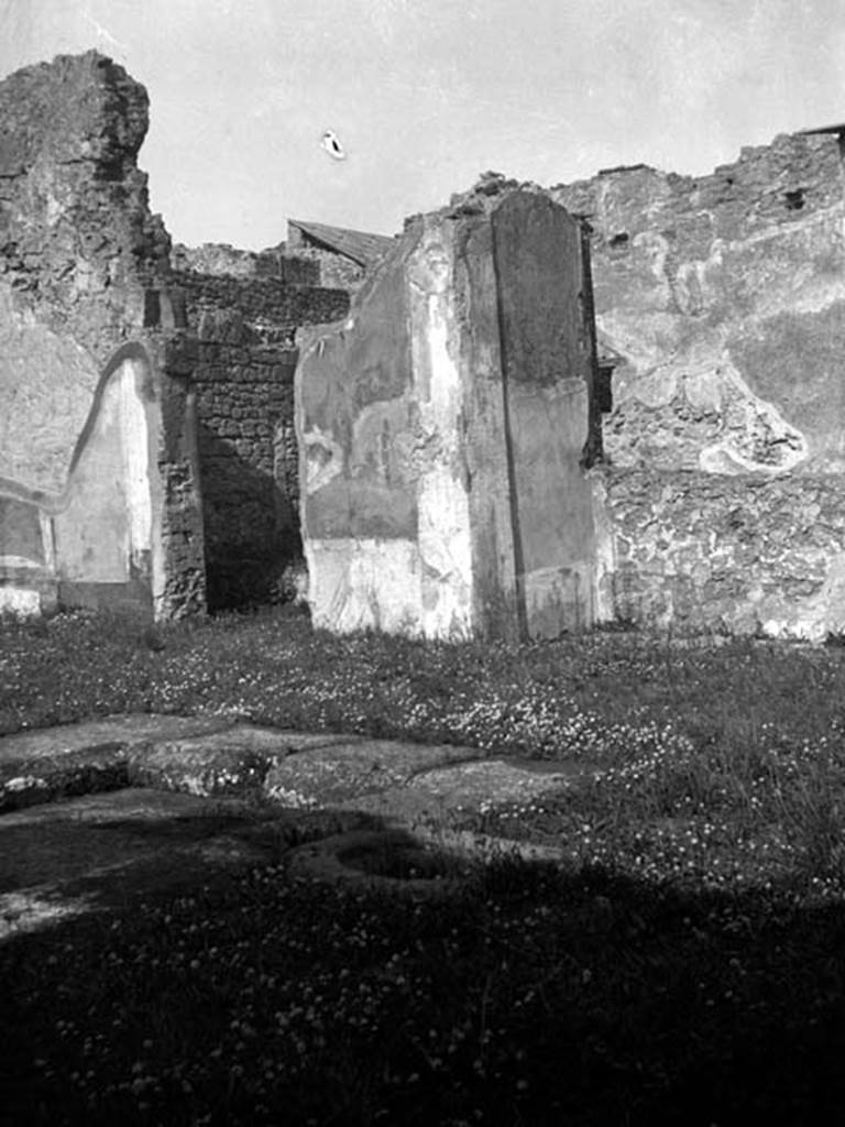 VI.7.6 Pompeii. W.1284. Room 1, north-west corner of atrium and doorway to garden on left, and room 9, small tablinum, on right.
Photo by Tatiana Warscher. Photo  Deutsches Archologisches Institut, Abteilung Rom, Arkiv. 
