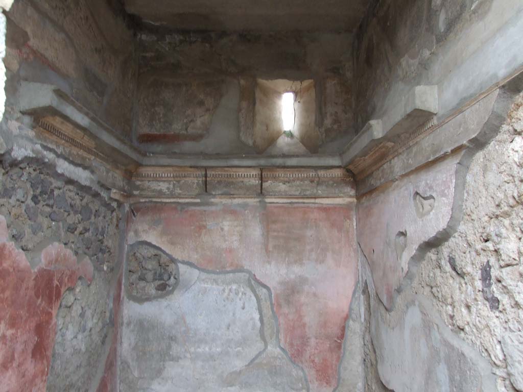 VI.7.18 Pompeii. December 2006. Cornice in room to north of entrance corridor.