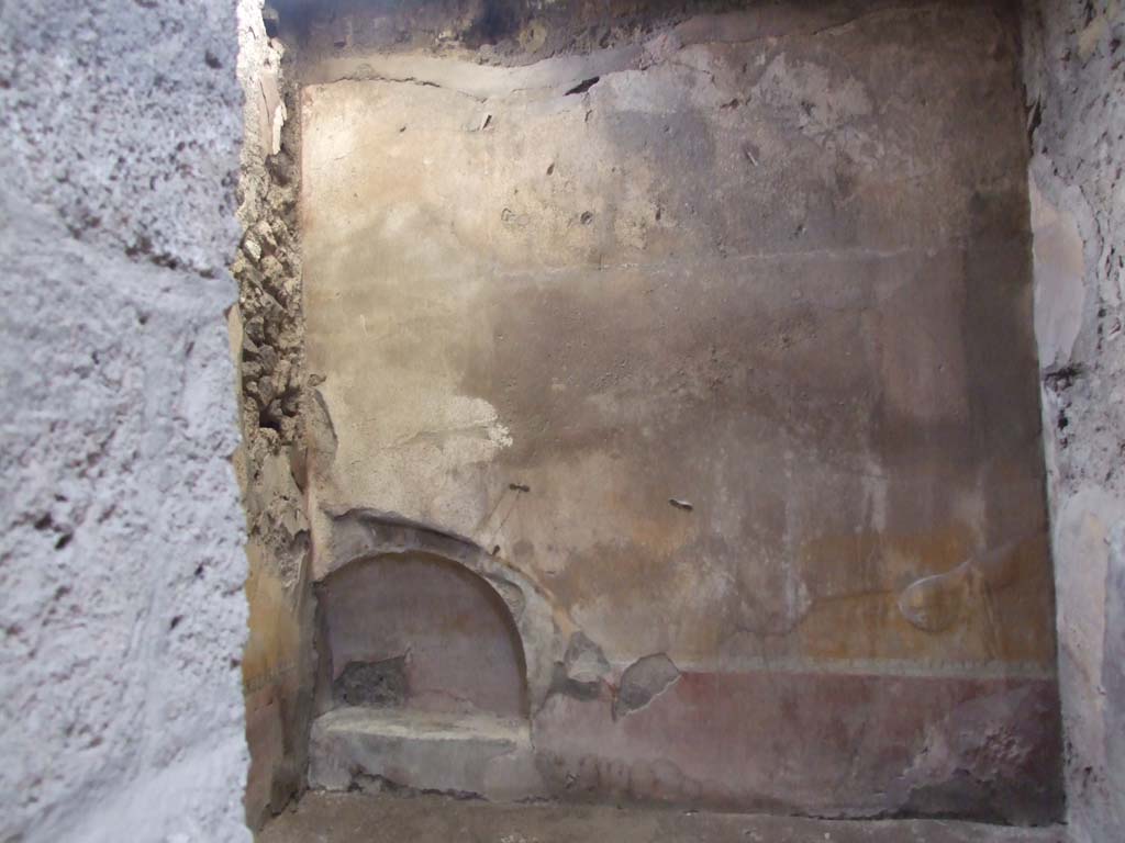 VI.8.5 Pompeii. March 2009. Room 10, niche under staircase to upper floor in porter’s room. 