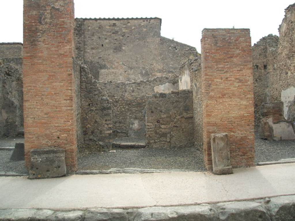 VI.8.16 Pompeii. May 2005. Entrance doorway, looking west. Found in September 1825, on the pilaster on the left, between 15 and 16, painted in red, was 
L(ucium) Veranium Hypsaeum
IIvir(um) i(ure) d(icundo) tertio quinq(uennalem)
Casellium Marcellum
aed(ilem) optimos colleges    [CIL IV 187]
Found in April 1826, on the pilaster on the left, also painted in red, were 
L(ucium) Albucium [3]
Casellium aedilem    [CIL IV 188]
M(arcum) Samellium    [CIL IV 189]
See Pagano, M. and Prisciandaro, R., 2006. Studio sulle provenienze degli oggetti rinvenuti negli scavi borbonici del regno di Napol.  Naples : Nicola Longobardi. (p.134)  PAH II, 140; III, 64.  PAH II, 156; III, 69 (to the left of the 5th habitation).

