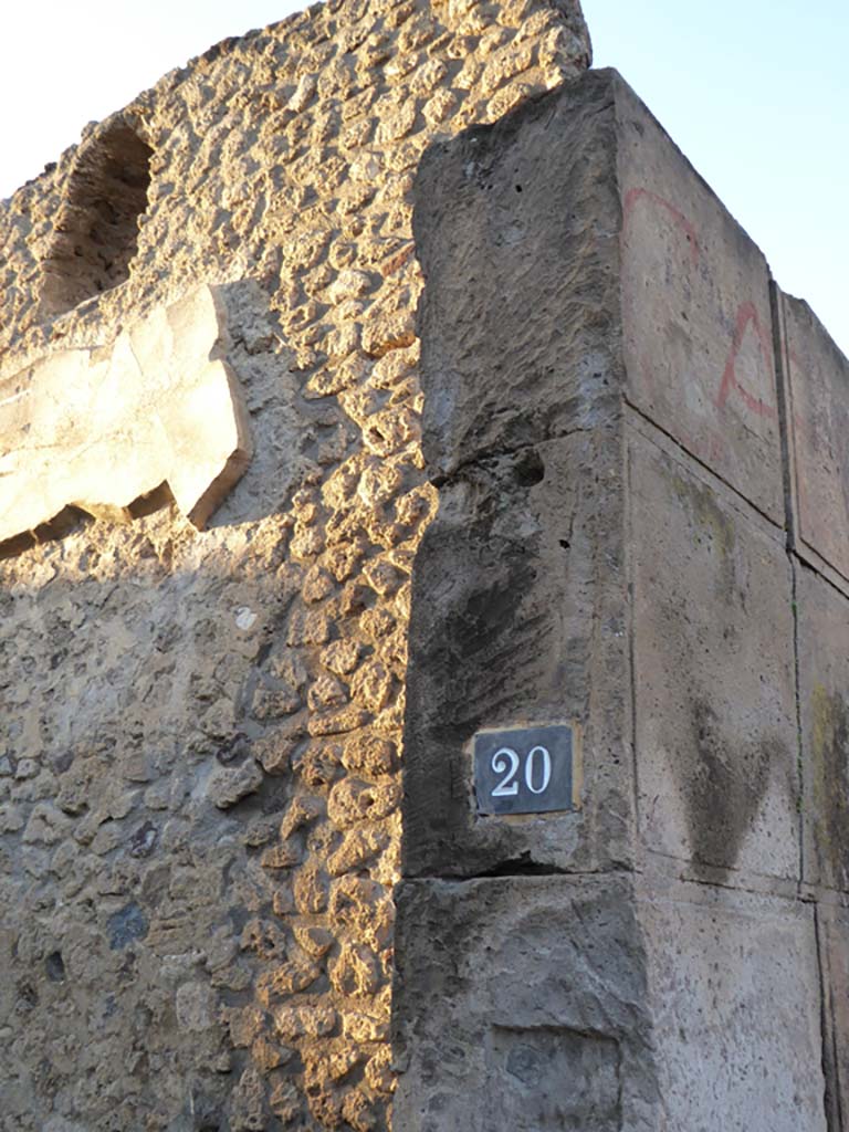 VI.8.20 Pompeii. January 2017. Identification number and north side of entrance doorway.
Foto Annette Haug, ERC Grant 681269 DCOR.
