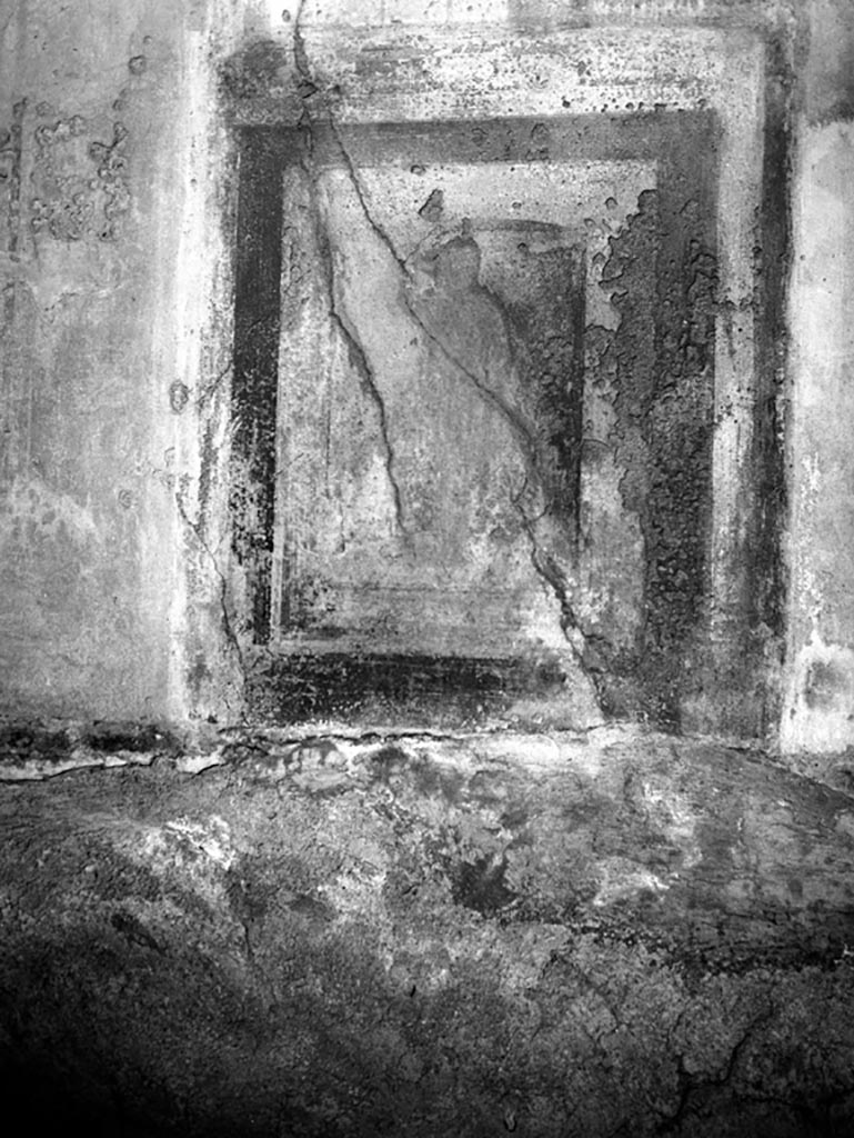 VI.9.2 Pompeii. W.567. Peristyle 16, remains of wall decoration.
Photo by Tatiana Warscher. Photo © Deutsches Archäologisches Institut, Abteilung Rom, Arkiv. 
