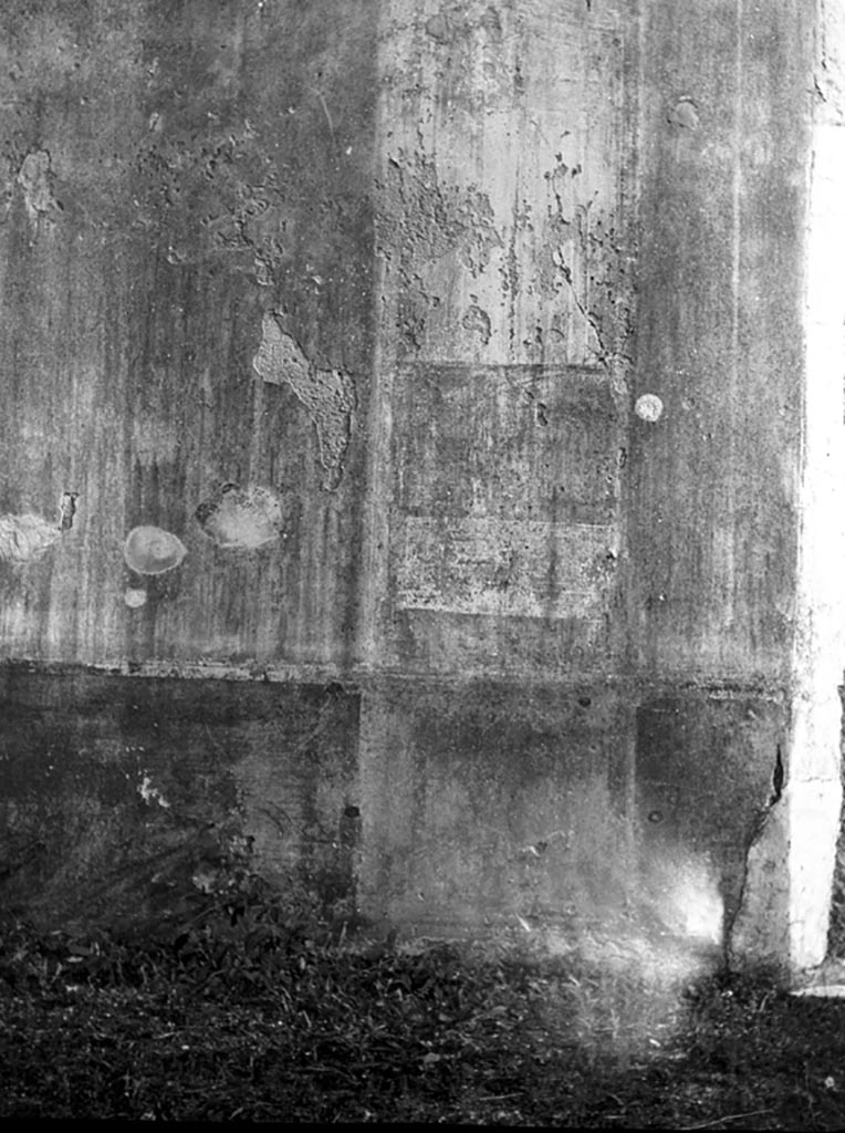 VI.9.2 Pompeii. W.574. Peristyle portico 16, remains of wall decoration from south wall near doorway to atrium.
Photo by Tatiana Warscher. Photo © Deutsches Archäologisches Institut, Abteilung Rom, Arkiv. 
