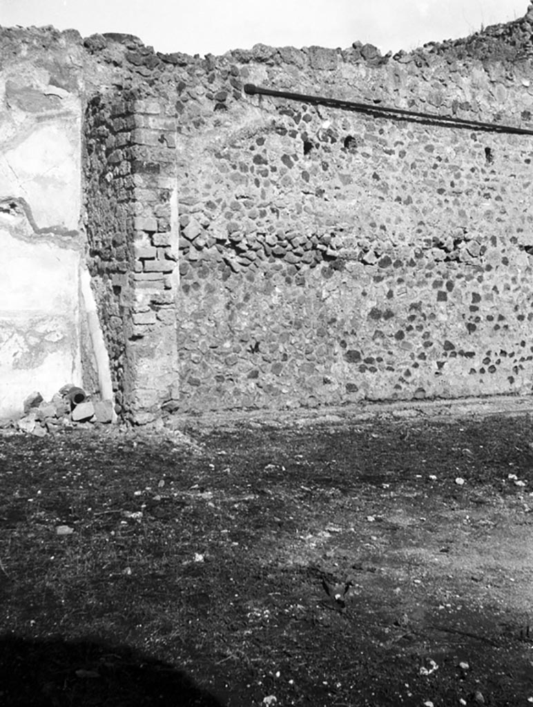 VI.9.5 Pompeii. W722. North wall of triclinium 27 (left) and peristyle 30.
Photo by Tatiana Warscher. Photo © Deutsches Archäologisches Institut, Abteilung Rom, Arkiv. 
