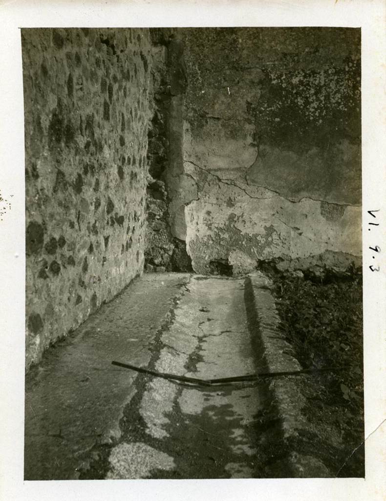VI.9.3/5 Pompeii. pre-1937-39. Pseudo-peristyle 30, with rainwater channel near north wall.
Photo courtesy of American Academy in Rome, Photographic Archive. Warsher collection no. 1268
