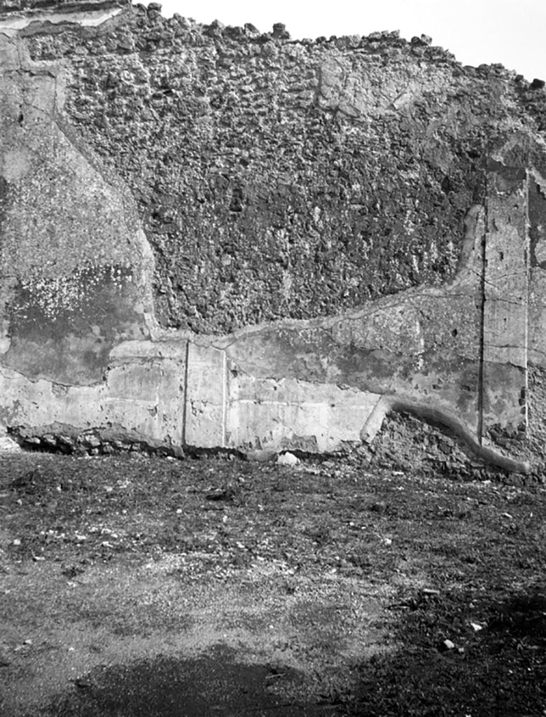 VI.9.5 Pompeii. W726. East wall of peristyle 30 with remains of stucco.
Photo by Tatiana Warscher. Photo © Deutsches Archäologisches Institut, Abteilung Rom, Arkiv. 
