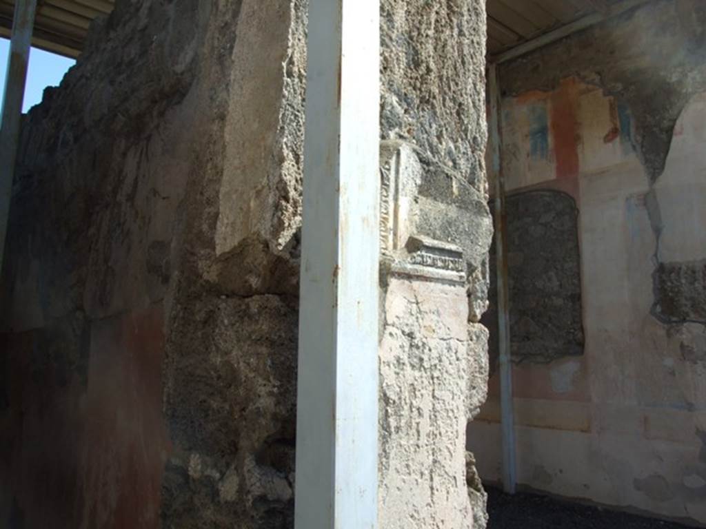 VI.9.6 Pompeii.  March 2009.  Remains of stucco plaster on atrium wall between Tablinum and corridor.