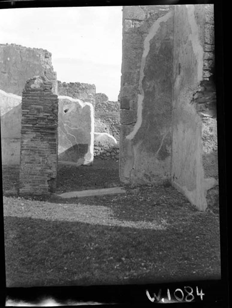 230581 Bestand-D-DAI-ROM-W.1084.jpg
VI.9.7 Pompeii. W1084. Room 2, south-east corner of atrium, with corridor 11 leading east. 
Photo by Tatiana Warscher. With kind permission of DAI Rome, whose copyright it remains. 
See http://arachne.uni-koeln.de/item/marbilderbestand/230581 
