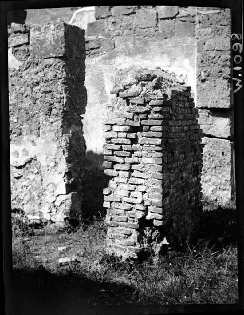 230588 Bestand-D-DAI-ROM-W.1098.jpg
VI.9.7 Pompeii. W1098. Looking north along west portico towards pilaster between room 12 and entrance to corridor 11.
Photo by Tatiana Warscher. With kind permission of DAI Rome, whose copyright it remains. 
See http://arachne.uni-koeln.de/item/marbilderbestand/230588 
