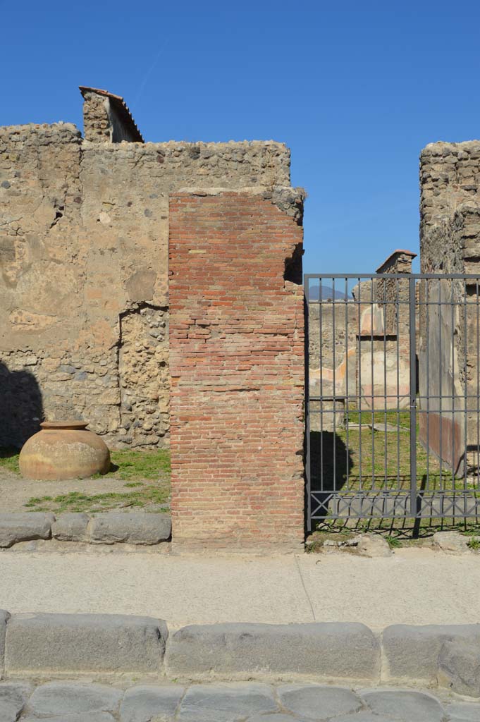 VI.10.10 Pompeii. October 2017.
Looking north to pilaster on east side of entrance doorway, with doorway to VI.10.11, on right.
Foto Taylor Lauritsen, ERC Grant 681269 DCOR.
