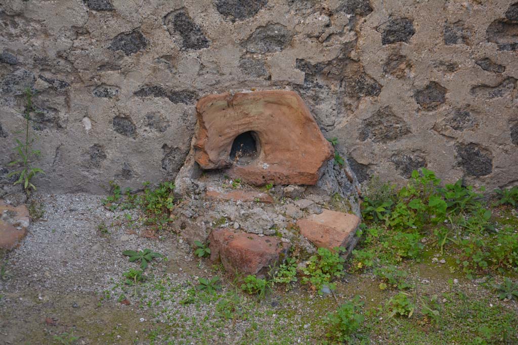 VI.11.10 Pompeii. October 2017. Room 26, terracotta feature near east wall.
Foto Annette Haug, ERC Grant 681269 DCOR

