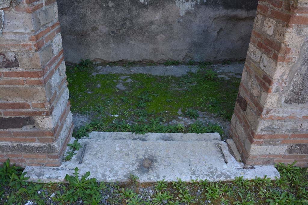 VI.11.10 Pompeii. October 2017. Room 25, doorway threshold, looking south.
Foto Annette Haug, ERC Grant 681269 DCOR

