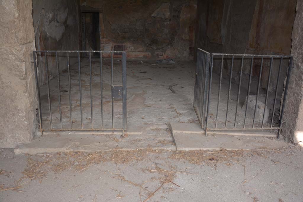 VI.11.10 Pompeii. October 2017. Room 40, doorway threshold from north portico.
Foto Annette Haug, ERC Grant 681269 DCOR
