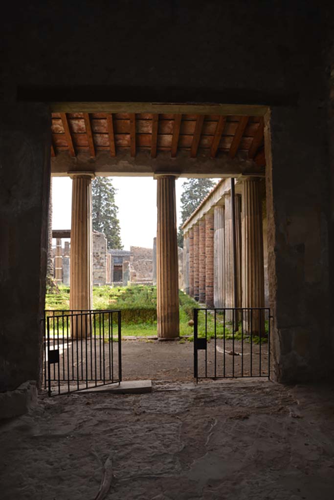 VI.11.10 Pompeii. October 2017. Room 40, looking south through doorway towards north portico.
Foto Annette Haug, ERC Grant 681269 DCOR

