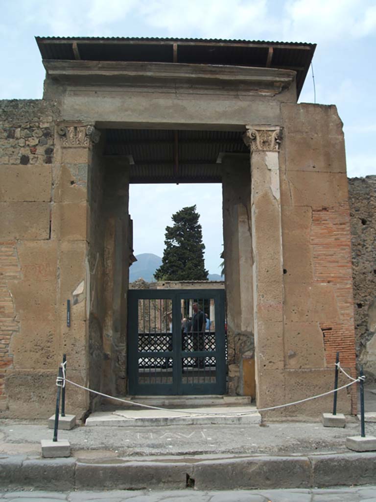 VI.12.2 Pompeii. May 2005. Entrance on Via della Fortuna.