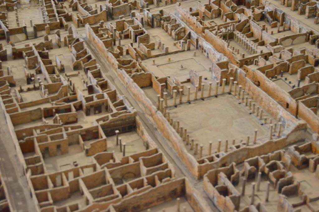 VI.12.5 and VI.12.2 Pompeii, in centre. Detail from model in Naples Archaeological Museum.
Looking south from rear peristyle towards middle peristyle, and atriums of both linked houses, with entrances onto Via della Fortuna, at top.
Foto Taylor Lauritsen, ERC Grant 681269 DÉCOR.
