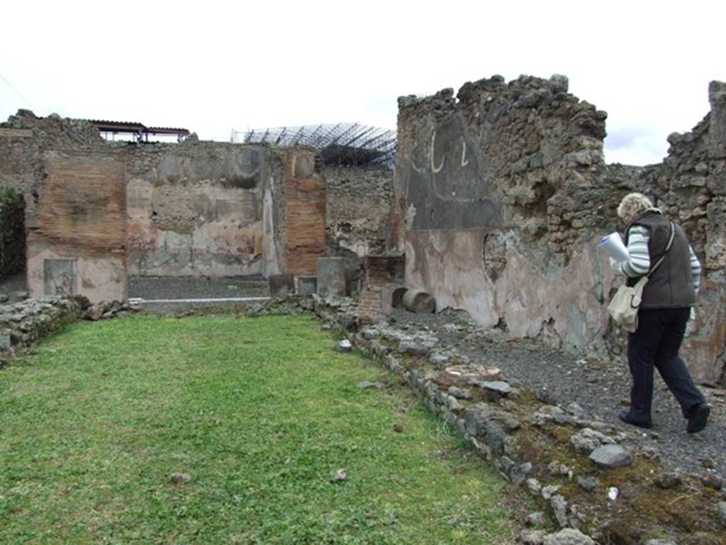VI.13.2 Pompeii. March 2009. Looking north across peristyle towards summer triclinium and altar.
