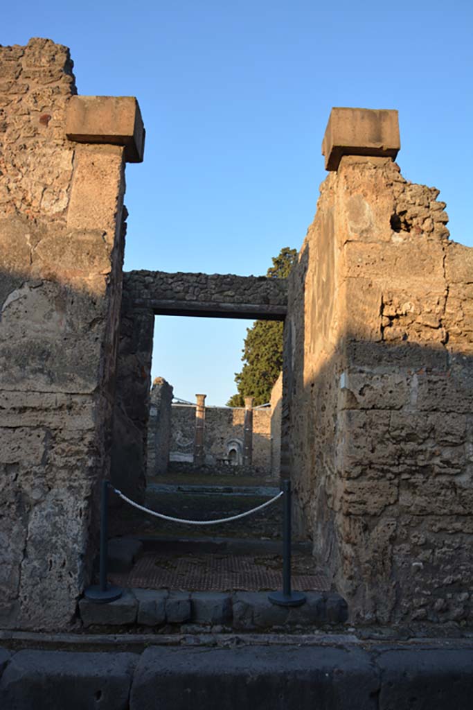 VI.13.13 Pompeii. October 2019. Looking west through entrance doorway.
Foto Annette Haug, ERC Grant 681269 DÉCOR.
