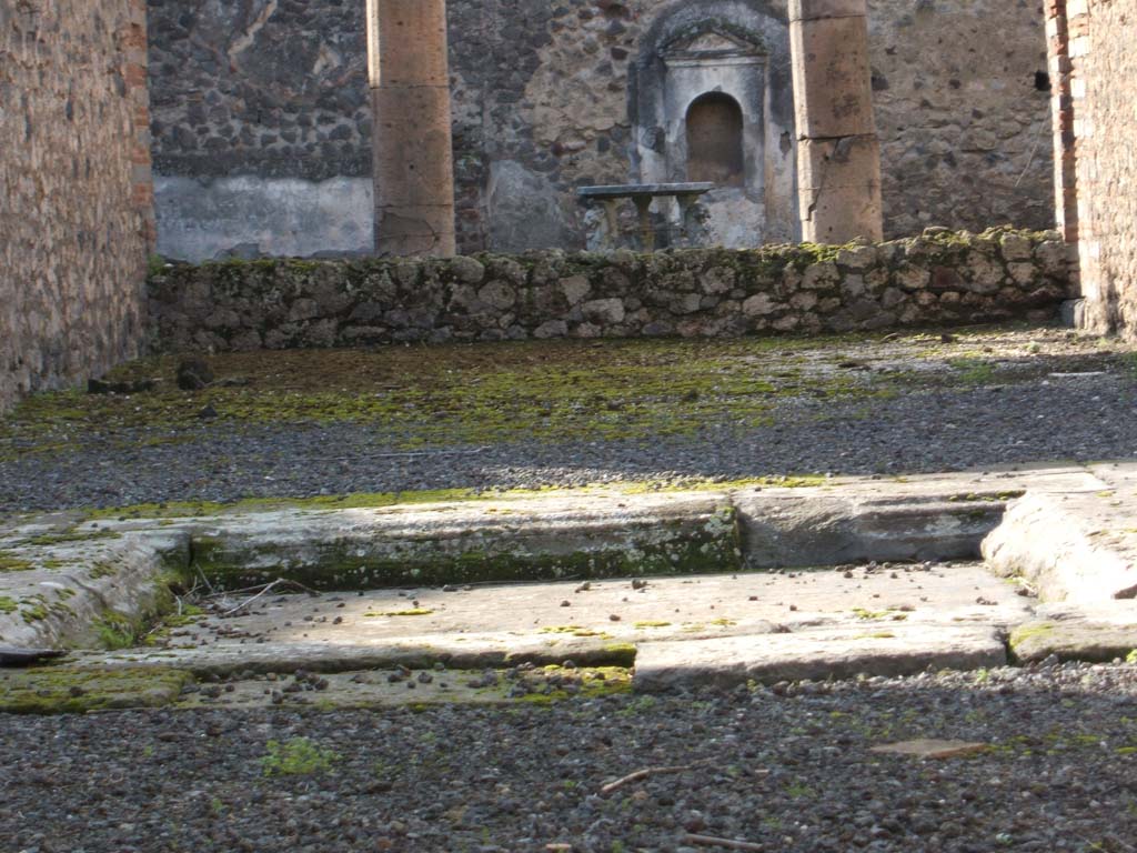 VI.13.13 Pompeii. December 2004. Impluvium in atrium.