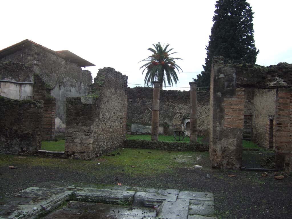 VI.13.13 Pompeii. December 2005. Looking west across atrium towards tablinum.