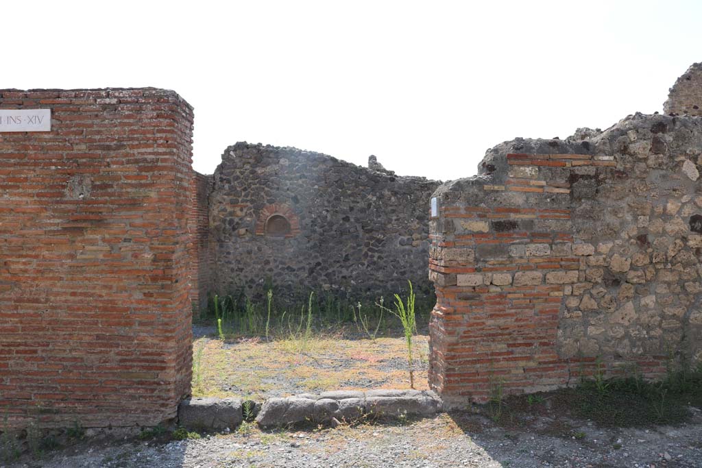 VI.14.17 Pompeii. December 2018. Looking through entrance doorway towards west wall with niche. Photo courtesy of Aude Durand.