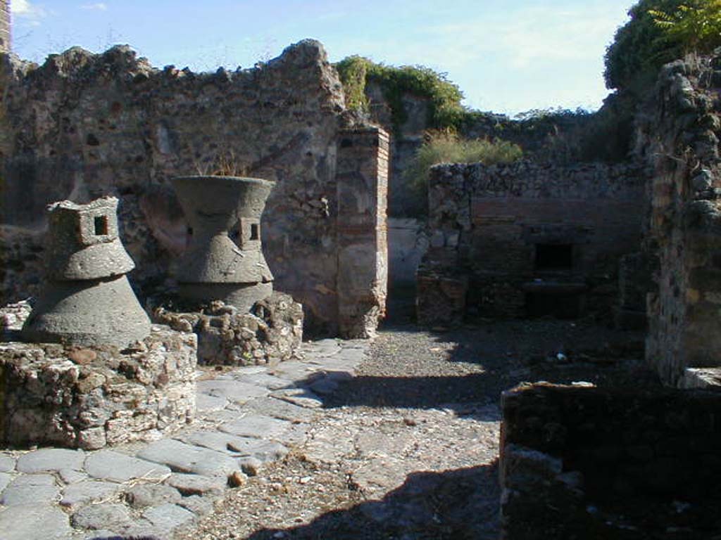 VI.14.32 Pompeii. September 2004. Looking towards east and south sides.