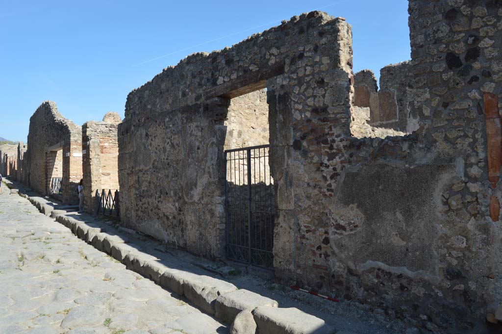 VI.14.37 Pompeii. October 2017. Looking north along east side of Vicolo dei Vettii towards entrance doorway, in centre.
Foto Taylor Lauritsen, ERC Grant 681269 DCOR.
