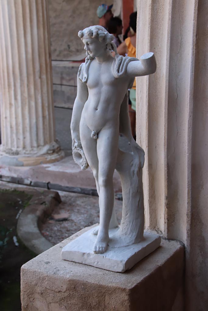 VI.15.1 Pompeii. October 2023. 
South portico, statue of Bacchus. Photo courtesy of Klaus Heese.
