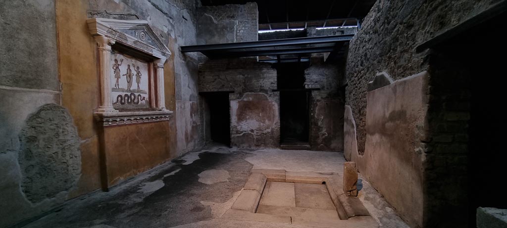 VI.15.1 Pompeii. January 2023. 
Looking north from doorway in atrium into atriolo “v”, with lararium, on left, an impluvium, centre right, and surrounding rooms.
Photo courtesy of Miriam Colomer.

