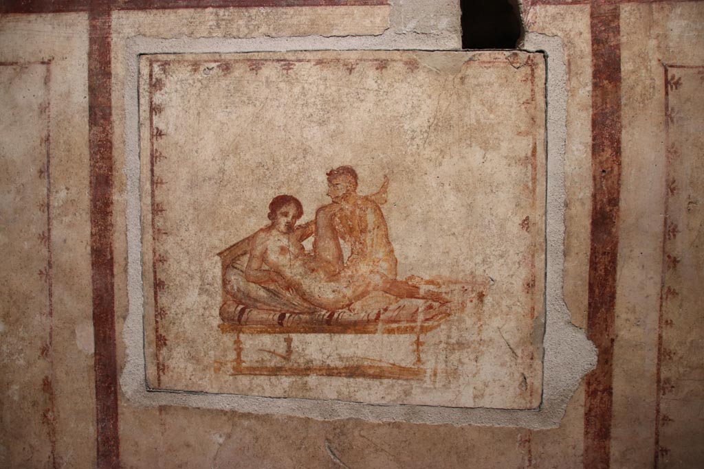 VI.15.1 Pompeii. October 2023. 
Erotic painting on east wall in bedroom (x’), used either by servants or as a private brothel? Photo courtesy of Klaus Heese.
