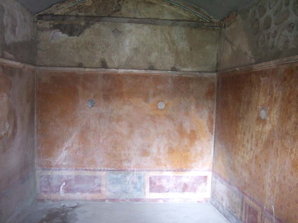 VI.16.7 Pompeii. May 2006. Room I, north wall. Four glass discs decorated with gilded cupids were set into the walls of this room.