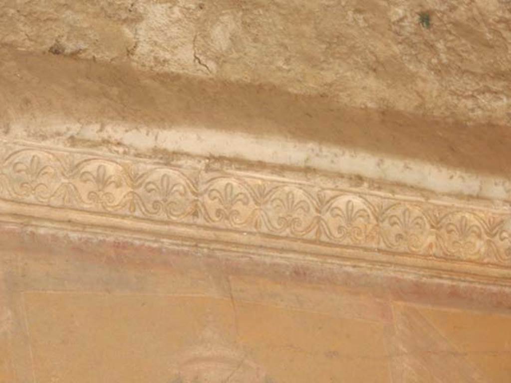 VI.16.15 Pompeii. May 2015. Room F, detail of stucco from upper east wall.  Photo courtesy of Buzz Ferebee.
