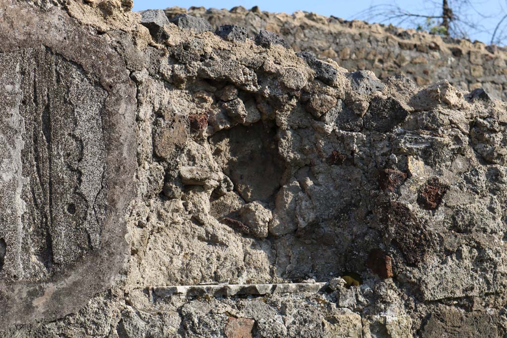 VI.17.4 Pompeii. December 2018. Niche in south wall of bar-room behind counter. Photo courtesy of Aude Durand.

