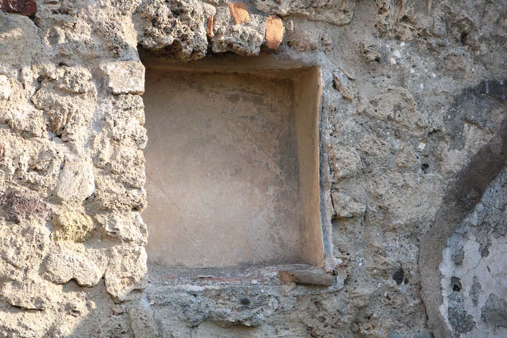VI.17.24 Pompeii. December 2018. Detail of square niche on south wall. Photo courtesy of Aude Durand.