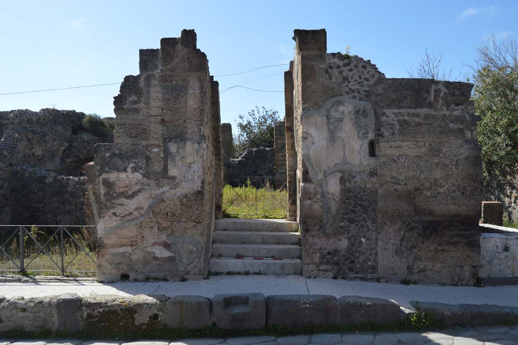 VI.17.32 Pompeii. March 2019. Entrance doorway on west side of Via Consolare.
Foto Taylor Lauritsen, ERC Grant 681269 DCOR.
