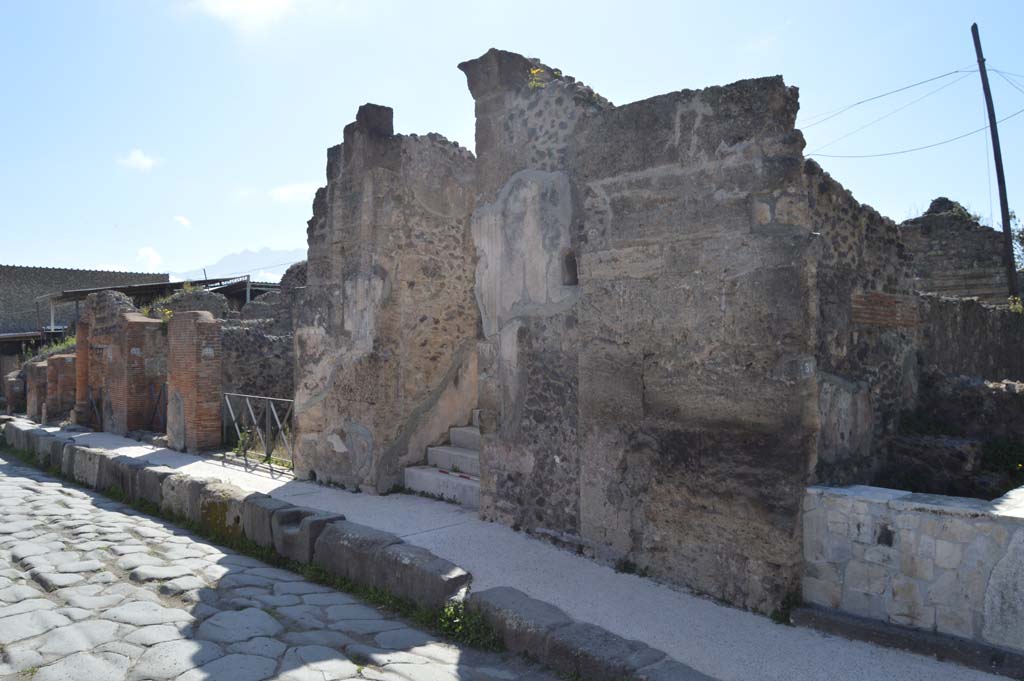 VI.17.32 Pompeii. March 2019. Looking south along west side of Via Consolare, towards entrance doorway, in centre.
Foto Taylor Lauritsen, ERC Grant 681269 DCOR.

