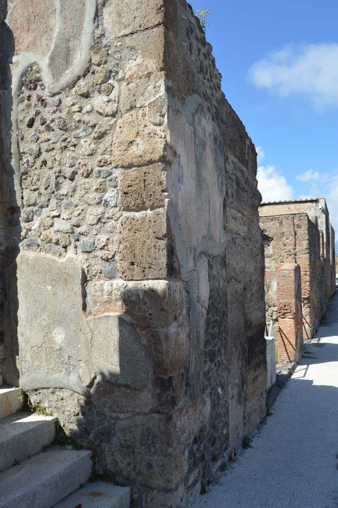 VI.17.32 Pompeii. March 2019. 
Looking towards front faade on north side of entrance doorway.
Foto Taylor Lauritsen, ERC Grant 681269 DCOR.
