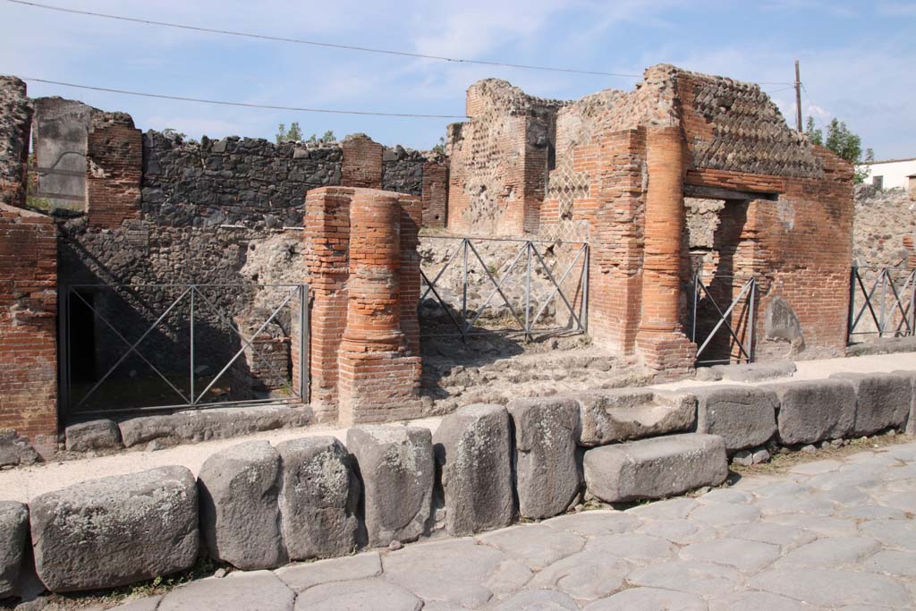 VI.17.37-36-35-34 Pompeii. October 2021. Looking west to entrance doorways on Via Consolare. Photo courtesy of Klaus Heese.